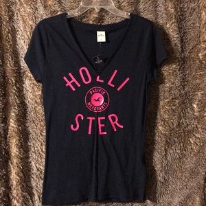 Short sleeved V-neck shirt